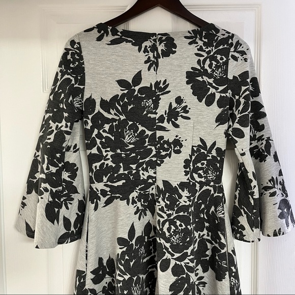 NWT Vince Camuto Long Bell Sleeve Grey & Black Floral Dress Size 6 - Picture 7 of 9